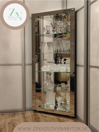 ❌ Obyčajná vitrína? Nikdy. ✨ Toto je šperk pre váš domov – luxusná trojuholníková vitrína na mieru. Celozrkadlový dizajn,...