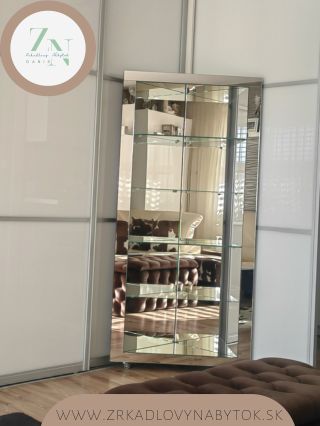 ❌ Obyčajná vitrína? Nikdy. ✨ Toto je šperk pre váš domov – luxusná trojuholníková vitrína na mieru. Celozrkadlový dizajn,...